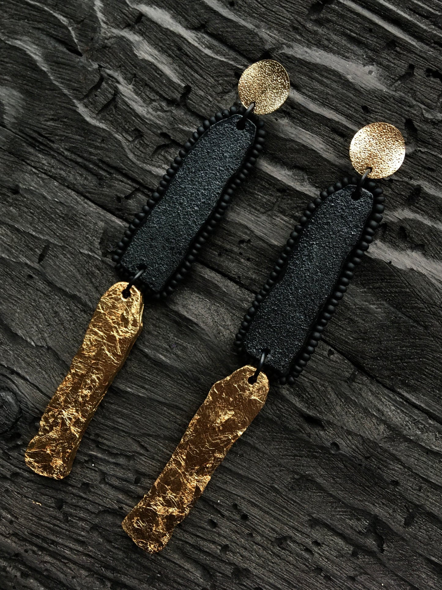 BLACK EARRINGS WITH GOLDEN FOIL PENDANT