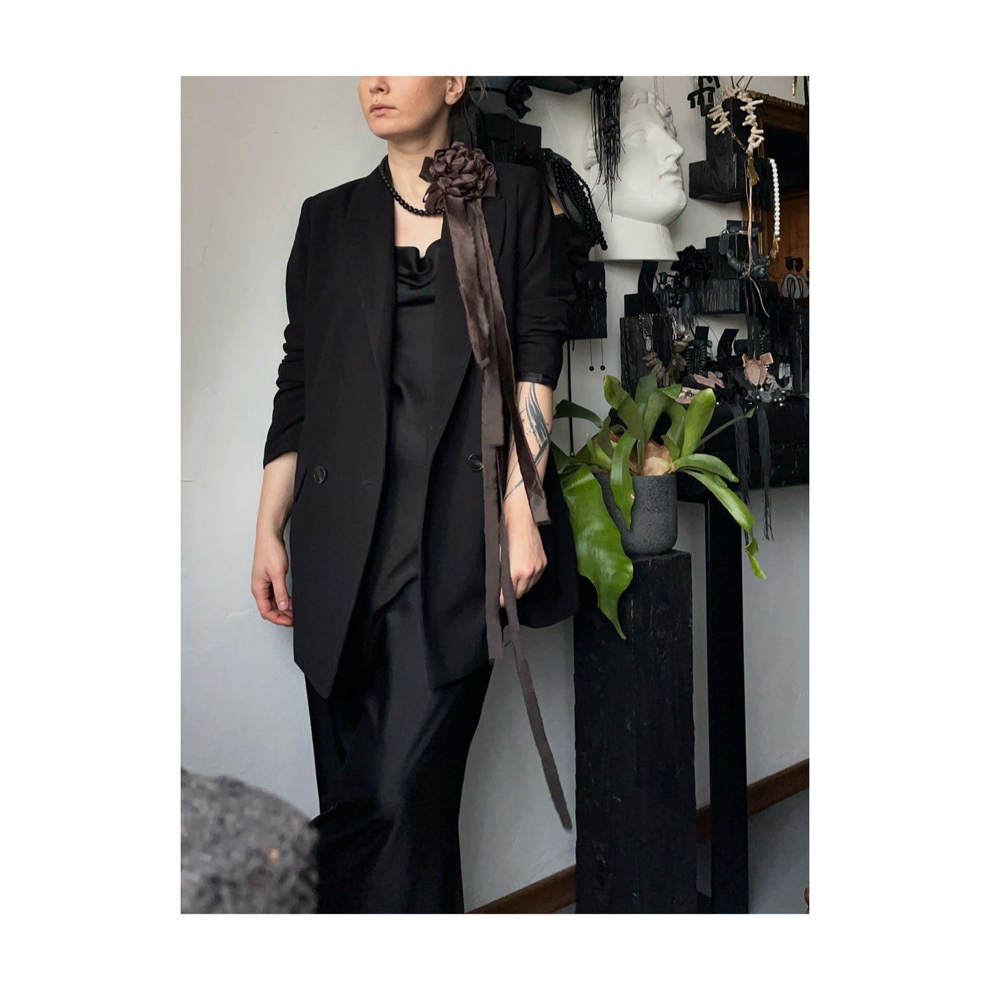 BROOCH AND ONYX NECKLACE