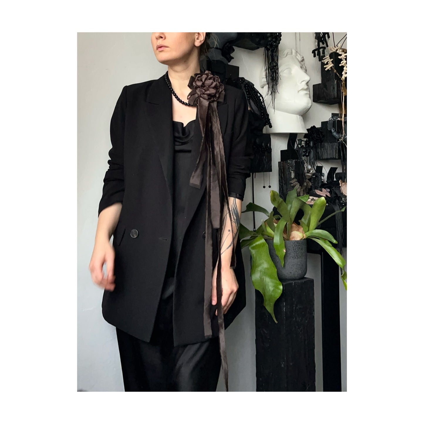 BROOCH AND ONYX NECKLACE