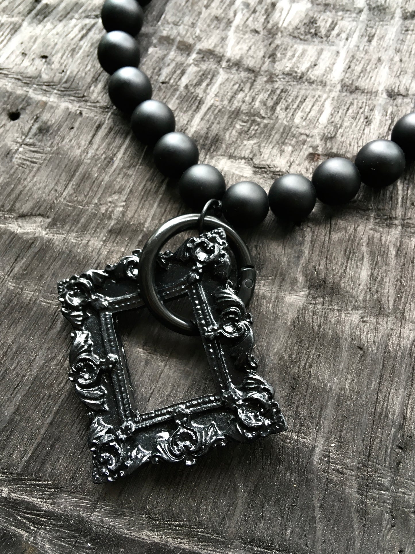 ONYX NECKLACE WITH FRAME PENDANT