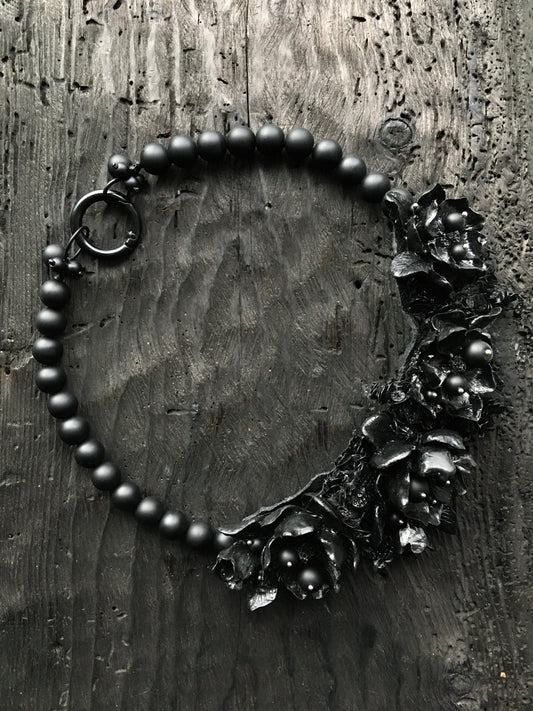 ONYX AND FLOWER NECKLACE