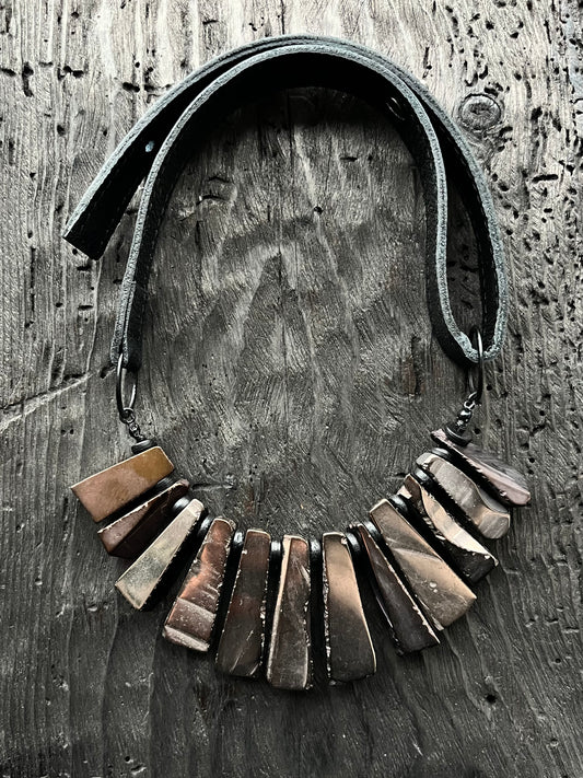 AGATE AND LEATHER NECKLACE