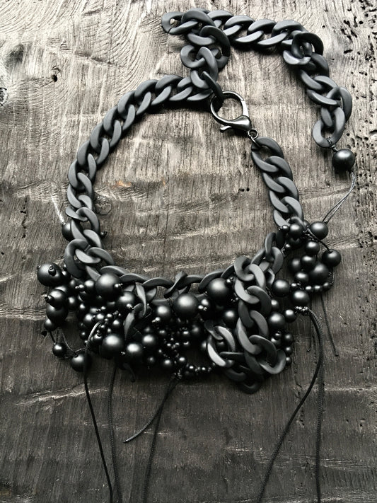 CHAIN AND ONYX NECKLACE